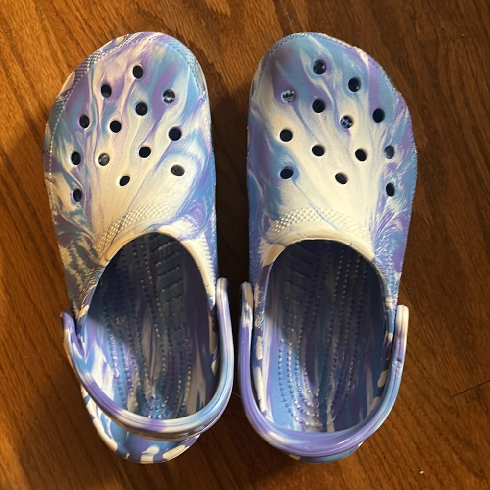 Women’s 9, Men’s 7 BNWT Crocs.
